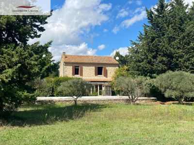 Mas à rénover  avec terrain et piscine  à Saint Remy De Provence