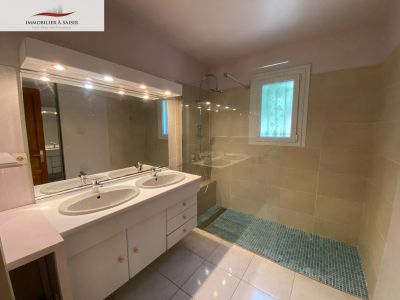 VILLA de Plain-pied, jardin à Saint Etienne Du Gres