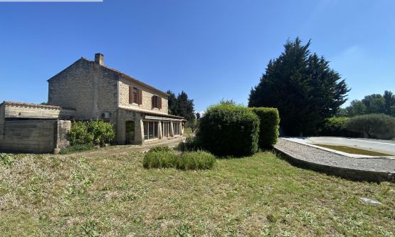 Mas à rénover  avec terrain et piscine  à Saint Remy De Provence